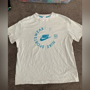 medium white nike t shirt